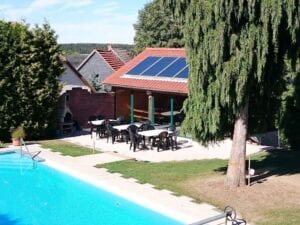 Garten mit Pool und Terrasse, sonnig