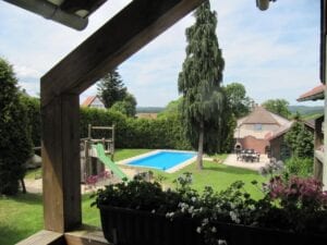 Garten mit Pool und Spielplatz.