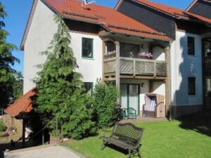 Haus mit Balkon und Garten