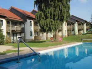 Wohnanlage mit Pool und Garten