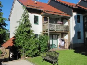 Haus mit Balkon und Garten